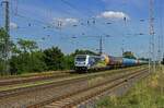 CD Cargo ist eines der wenigen Unternehmen, die im Sommer 2023 bereits TRAXX 3 MS Lokomotiven einsetzten. 388 010 hat die Zukunft im Fokus (wie die Werbebeklebung an den Seiten verkndet), ist in der Gegenwart aber zunchst mit Kesselwagen in Saarmund unterwegs.