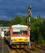   Das besondere Licht verleitete mich zu diesem Nachschuß: Diesel-Triebzug 928 677-4 / 628 677-7 Daadetalbahn der Westerwaldbahn (WEBA) verläßt am 15.06.2012 den Bahnhof Betzdorf/Sieg
