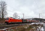 Die 152 132-7 (91 80 6152 132-7 D-DB) der DB Cargo AG am 27.01.2023  mit einem gemischten Gterzug, auf der Dillstrecke (KBS 445), durch Rudersdorf (Kr.