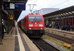 Die 185 361-3 (91 80 6185 361-3 D-DB) der DB Cargo AG fhrt am 27.04.2023  mit einem gemischten Gterzug durch den Bahnhof Bamberg.