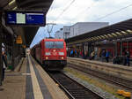 Die 185 361-3 (91 80 6185 361-3 D-DB) der DB Cargo AG fährt am 27.04.2023  mit einem gemischten Güterzug durch den Bahnhof Bamberg.