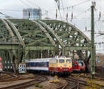 Die AKE E10 1309 (91 80 6113 309-9 D-TRAIN) der Train Rental International GmbH mit n-Wagen als National Express Verstrker des RE 1  Nordrhein-Westfalen-Express  Dortmund Hbf – Kln Hbf,