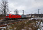 Die 193 323-3 (91 80 6193 323-3 D-DB) der DB Cargo AG fhrt am 27.01.2023 mit einem „HUPAC“ KLV-Zug durch Rudersdorf (Kr.