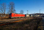 Die 193 329-0 (91 80 6193 329-0 D-DB) der DB Cargo AG fährt am 07.2.2023 mit einem „HUPAC“ KLV-Zug durch Rudersdorf (Kr.