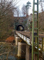 Beim Wiederlager der Siegbrücke beim Bahnhof Scheuerfeld (Sieg) mit dem Blick über die Siegbrücke zum 32 m langen Mühlburg-Tunnel der Siegstrecke (KBS 460) bei km 79,4 am