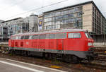   Die 218 833-2 (ex 218 383-8) der DB Fernverkehr AG ist am 17.06.2016 ist beim Stuttgart abgestellt, an die Schraubkupplung kann auch eine ICE-Abschleppkupplung gehangen werden.