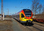 Der 5-teilige Stadler Flirt 429 544 / 429 044 der HLB (Hessischen Landesbahn) fährt am 30.03.2021, als RE 99  Main-Sieg-Express  (Siegen – Gießen – Frankfurt am Main Hbf), durch