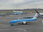 737/761541/klm-ph-bxs-boeing-737-9k2-mit-dem KLM PH-BXS Boeing 737-9K2 mit dem Name 'Buizerd'. Erstflug dieses Flugzeugs war am 05-10-2001. Aufschrift '100 Jahre KLM' Flughafen Schiphol Amsterdam, Niederlande 13-02-2020.

KLM PH-BXS Boeing 737-9K2 genaamd 'Buizerd' en opschrift '100 jaar KLM'. Eerste vlucht van dit vliegtuig was op 05-10-2001. Luchthaven Schiphol 13-02-2020.