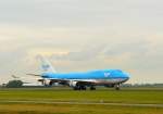 KLM Boeing 747-406 geregistreerd als PH-BFY en met de naam City of Johannesburg op de Polderbaan luchthaven Schiphol. Eerste vlucht van dit vliegtuig 30-03-2002. IJweg Vijfhuizen 08-09-2013.