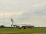 Etihad Airways Boeing 777-3FXER geregistreerd als A6-ETD op de Polderbaan luchthaven Schiphol. Eerste vlucht van dit vliegtuig 17-01-2006. IJweg Vijfhuizen 08-09-2013.