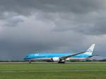 787/831808/klm-ph-bhm-boeing-787-9-mit-dem KLM PH-BHM Boeing 787-9 mit dem Name 'Margriet'. Erstflug dieses Flugzeugs war am 05-08-2017. Flughafen Schiphol Amsterdam, Niederlande. Vijfhuizen 15-10-2023.

KLM PH-BHM Boeing 787-9 met de naam 'Margriet'. eerste vlucht van dit vliegtuig was op 05-08-2017 waarna het werd afgeleverd op 22-08-2017. Polderbaan van de luchthaven Schiphol. Vijfhuizen 15-10-2023.