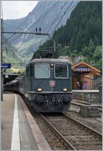 Die noch grne SBB Re 4/4 II 11161 mit em IR 2328 von Locarno nach Basel beim Halt in Gschenen.