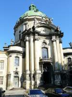 Eingang Dominikaner-Kathedrale gebaut 1744-1865. Lviv, Ukraine 17-09-2007.
