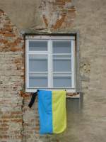 Oekrainse vlag met rouwband hangend uit een raam voor de gevallene tijdens de opstand. Muzeinaplein, Lviv 04-05-2014.
