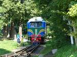 Diesellokomotive TU2 087 der Kindereisenbahn. Strijskij Park, Lviv Ukraine 31-08-2019.

Diesellocomotief TU2 087 van de pionier of kinderspoorweg. Strijskij Park, Lviv, Oekrane 31-08-2019. 