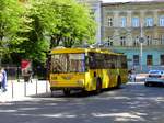 lkw-pkw-und-bus/563901/lkp-let-o-bus-538-koda-14tr026 LKP LET O-Bus 538 koda 14Tr02/6 Baujahr 1988. Universitetska Strasse, Lviv 28-05-2017.

LKP LET trolleybus 538 koda 14Tr02/6 bouwjaar 1988. Universitetska straat, Lviv 28-05-2017.