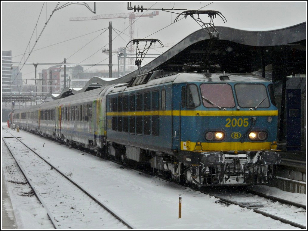 - Aus und vorbei - Der Eurocity 295/296  Jean Monnet  wurde zum Fahrplanwechsel am 11.12.2011 gekrzt und verkehrt nur noch als TER 295/296 zwischen Basel und Luxemburg. Ein Bild wie dieses wird es also nicht mehr geben und der Zug trgt auch nicht mehr den Namen  Jean Monnet . Er war mal der Nachfolger des TEE Edelweiss, konnte aber nie an die glorreichen Zeiten der TEE Zge anknpfen. Das ist das Ende einer 40-jhrigen Eisenbahnra. 21.12.2009 (Jeanny) 