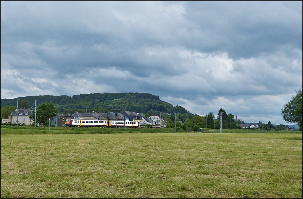 . Bedrohlicher Himmel, aber zum Gl�ck blieb es trocken, als der Triebzug Z 2005 als RB 3636 Diekirch - Luxembourg den Bahnhof von Mersch verlassen hatte und seine Fahrt in Richtung Luxemburg Stadt fortsetzte. 15.06.2013 (Jeanny)