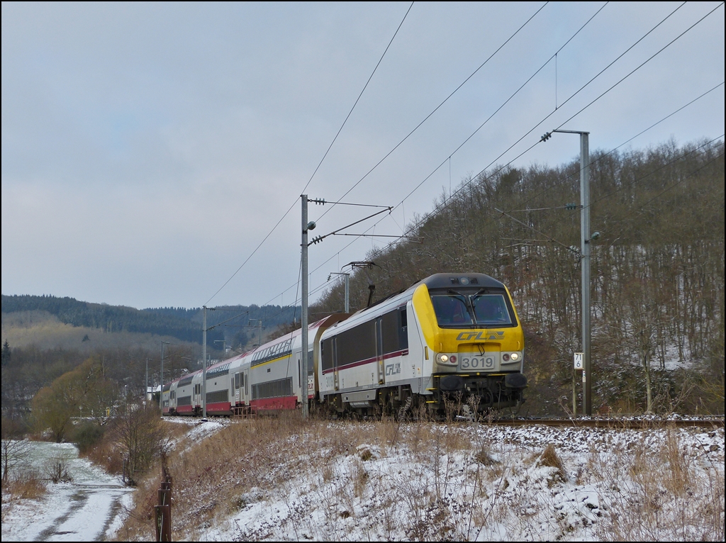 - Der Hauch von Schnee bildlich festgehalten - Am 14.01.2013 braust der IR 3737 Troisvierges - Luxembourg durch das leicht verschneite Drauffelt und zu meiner �berraschung wurde der Zug nicht von einer 4000er, sondern von der 3019 gezogen. (Jeanny)