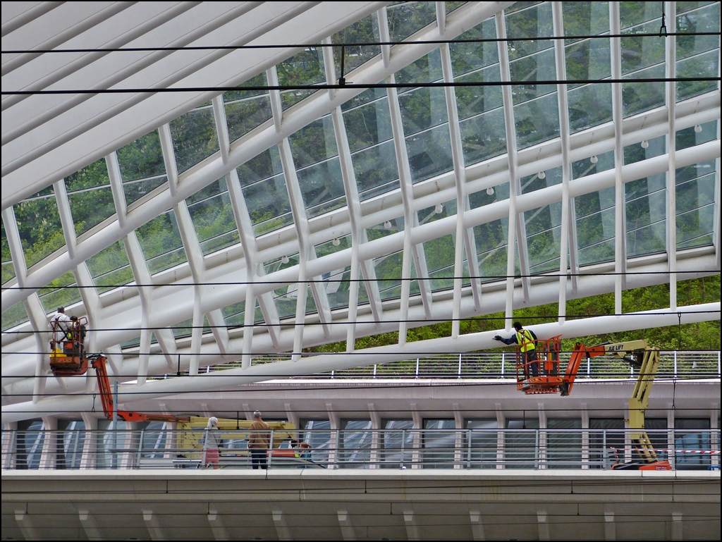 . Die weie Bahnkathedrale in Lige muss geputzt werden, damit sie auch immer im reinsten Wei erstrahlt. 10.05.2013 (Jeanny)