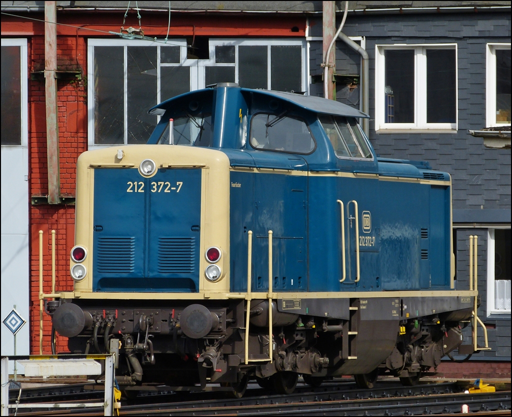 - Ein etwas gr��ere St�ck vom Dessert - Die sch�ne 212 372-7 (V100.20) sonnt sich am 13.10.2012 vor dem Ringlokschuppen des S�dwestf�lischen Eisenbahnmuseums in Siegen. (Jeanny)