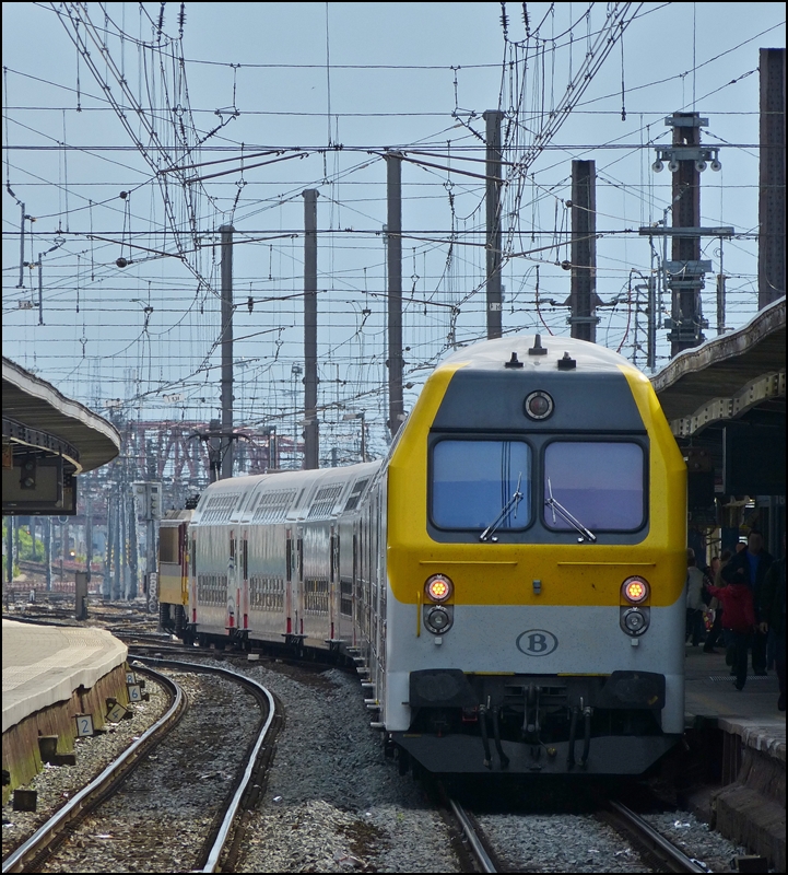 - Eine Eule f�r Stefan - Ein abendlicher P (Heure de Pointe) Zug (Verst�rkungszug), bestehend aus der HLE 1181 und M 5 Wagen verl�sst am 22.06.2012 den Bahnhof Bruxelles Midi. (Jeanny)