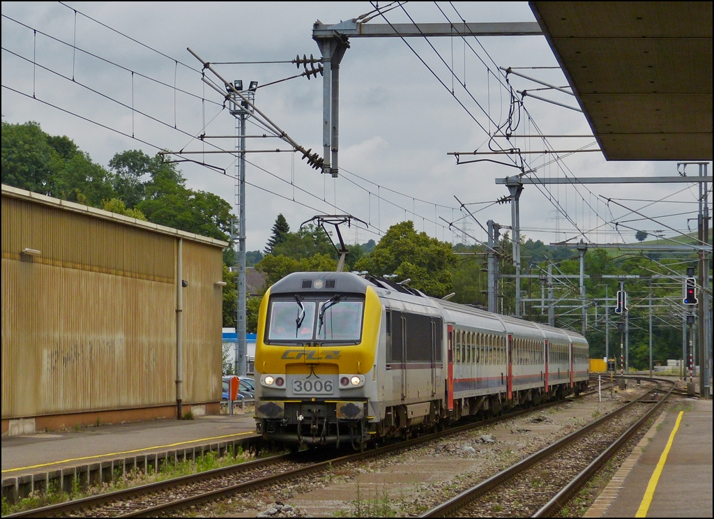 . Einfahrt des IR 115 Liers - Luxembourg in den Bahnhof von Ettelbr�ck. Der Zug verkehrt auf der Voie 2, daneben befindet sich die Voie 1, beide Gleise bilden die Hauptstrecke Ligne 10 Luxembourg - Troisvierges. 

Hinten sieht man die Weiche, welche zur Voie 3a f�hrt, aber es besteht keine M�glichkeit von der Hauptstrecke zur Stichstrecke nach Diekirch zu gelangen.


05.07.2013 (Hans)
