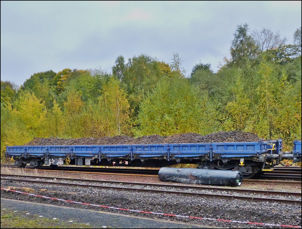 - Gleisbauarbeiten in Herdorf - Vor dem schon mit Altschotter befllten RES Gterwagens liegt eine Rolle spezieller Folie, welche unter dem neuen Schotter im Gleisbett angebracht wird. 15.10.2012 (Hans)