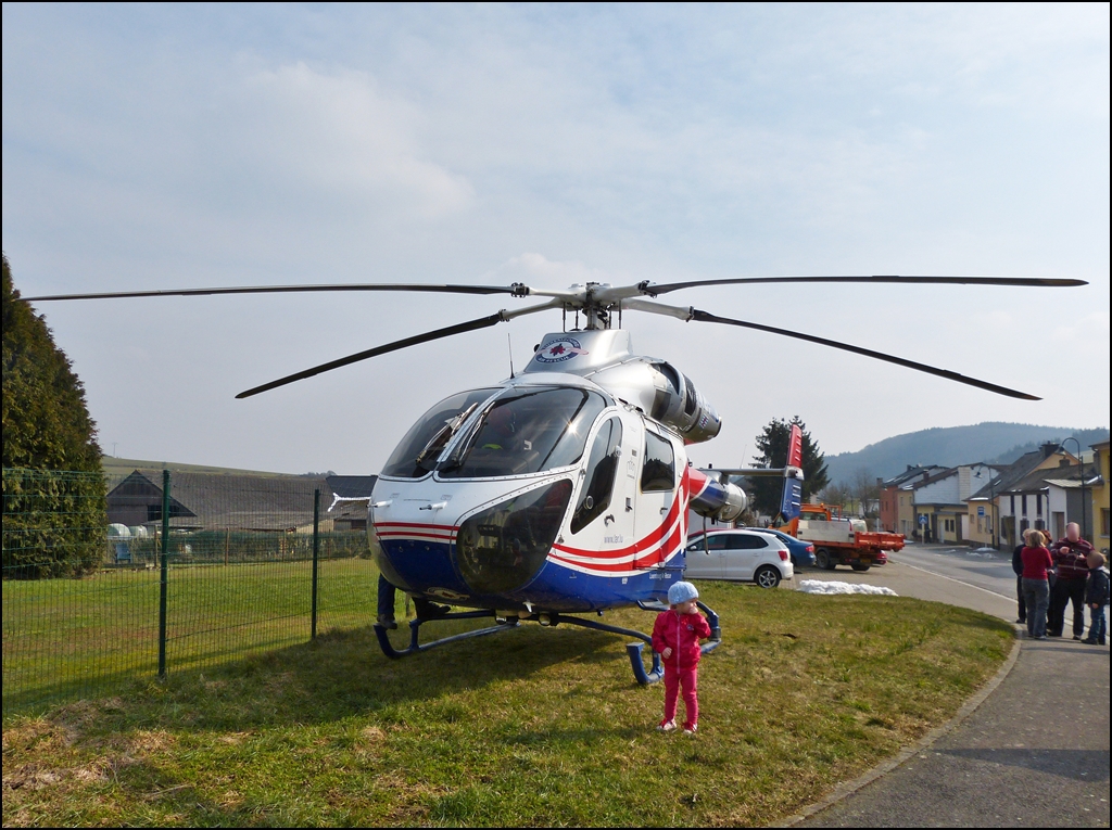 . Grenvergleich  - Am 28.03.2013 war der Hubschrauber der Luxembourg Air Rescue nur 100 Meter von unserem Haus entfernt gelandet und Kiara wollte unbedingt den groen  Flieger  sehen. Dass er so gro ist, machte ihr doch etwas Angst und sie kehrte schnell auf Opas Arm zurck. (Hans)