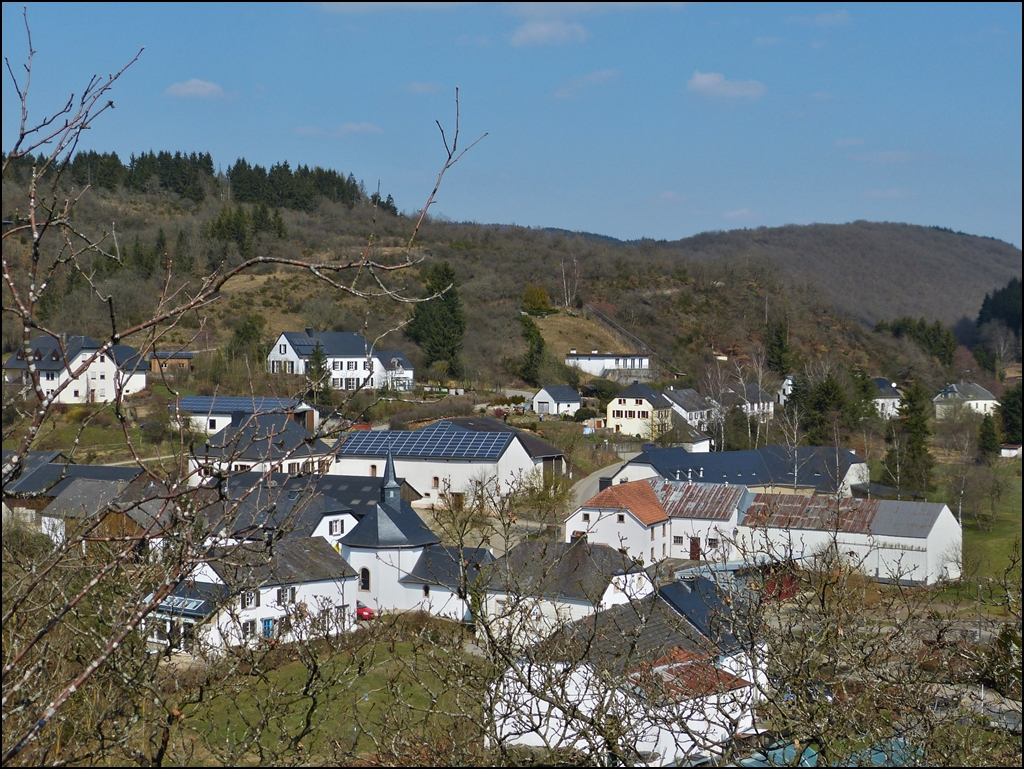 . Lellingen vom Aussichtspunkt  Geeselee  aus gesehen. Weil dieses Dorf seinen ursprnglichen und authentischen Charakter grtenteils erhalten hat, wurde es vom Kulturministerium zum Modelldorf ernannt und steht quasi unter Denkmalschutz. 07.04.2013 (Jeanny)