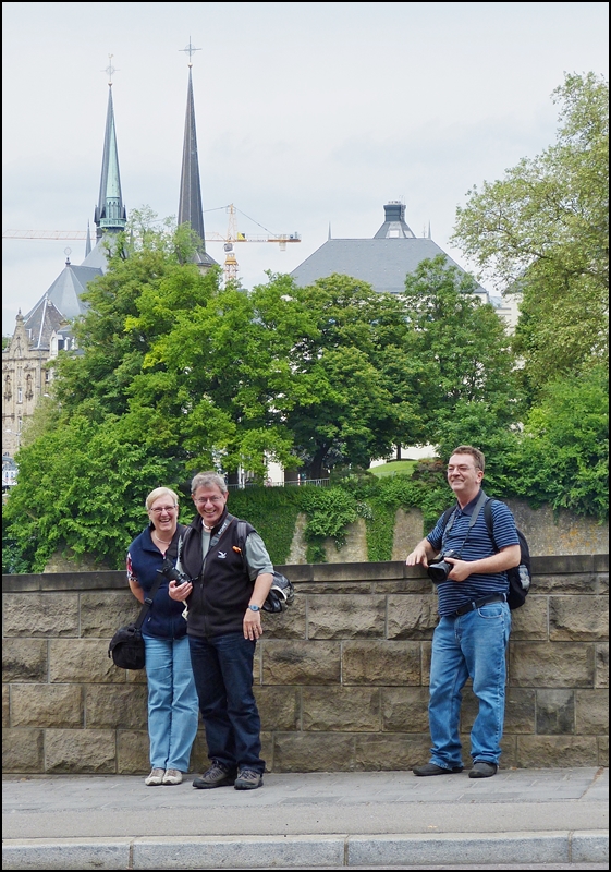 . Nicht auf der Bank sitzend, sondern verkehrswidrig die Strae berquert hatte unser Guide. Wie gut, wurde wieder alles dokumentiert. ;-) 14.06.2013 (Jeanny)