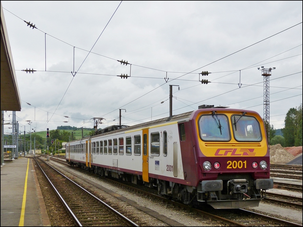 . W�hrend der Triebzug Z 2001 am 05.07.2013 im Bahnhof von Ettelbr�ck auf dem Abstellgleis steht, kann man in aller Ruhe die Voie 3a betrachten, auf der Z�ge von und nach Diekirch verkehren. Die Stichstrecke Ettelbr�ck-Diekirch ist leider z.Z. von Stilllegung bedroht, aber auch hier gibt es zahlreiche Bef�rworter, die sich f�r den Erhalt der Strecke einsetzen. (Hans)