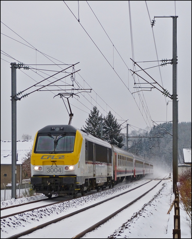 - Winter in Luxemburg - Auf der kurvenreichen Nordstrecke gibt es nur wenige Stellen, an denen es m�glich ist, das Aufwirbeln des Schnees durch die Z�ge auf den Chip zu bannen. Am 22.01.2013 hat es geklappt, als die 3004 den IR 116 Luxembourg - Liers durch die verschneite Ortschaft Enscherange zog. (Jeanny)