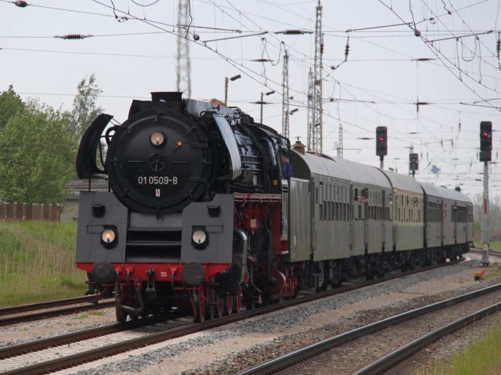 01 0509-8 mit Sonderzug von Cottbus nach Putbus bei der Einfahrt in Bergen auf Rgen.19.05.2012