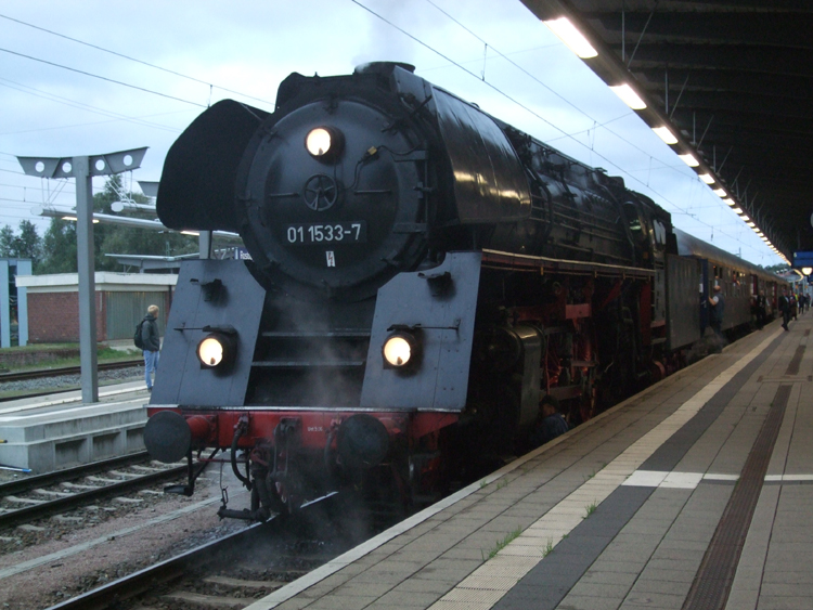 01 1533-7 mit Sonderzug 2109 von Rostock Hbf Richtung Hamburg-Altona kurz vor der Ausfahrt im Rostocker Hbf(21.09.10)