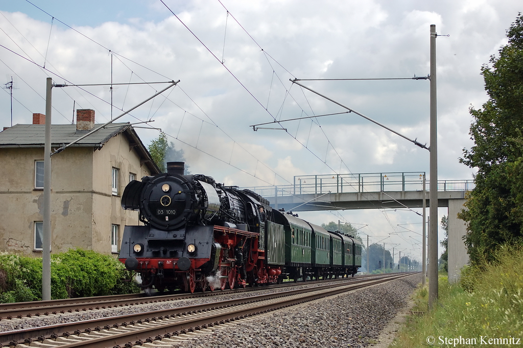 03 1010 auf der berfhrungsfahrt zum Dampflokspektakel in der Prignitz (14.08.2011) von Berlin-Schneweide nach Kyritz bei der Durchfahrt in Vietznitz. 13.08.2011