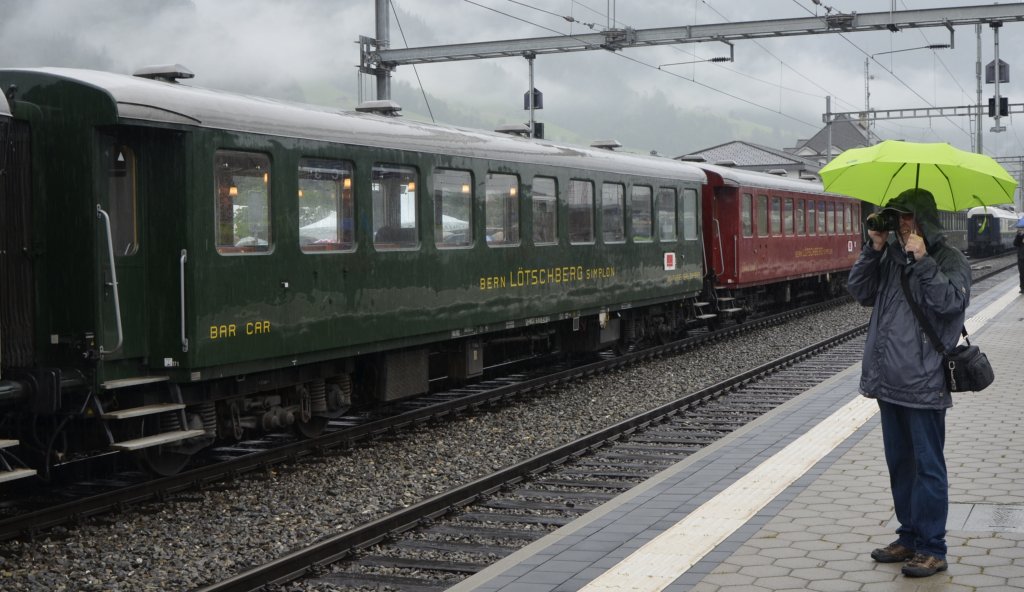 100 Jahre BLS, Jubilumsfeier in Frutigen. Hier eine Aufnahme von Samstagvormittag. Gefragt war der  mehrarmige  Fotograf, um die Linse und sich selbst vor dem Dauerregen zu schtzen. Hier mein Bruder beim Fotografieren des historischen Zuges nach Kandersteg. (29.06.2013)