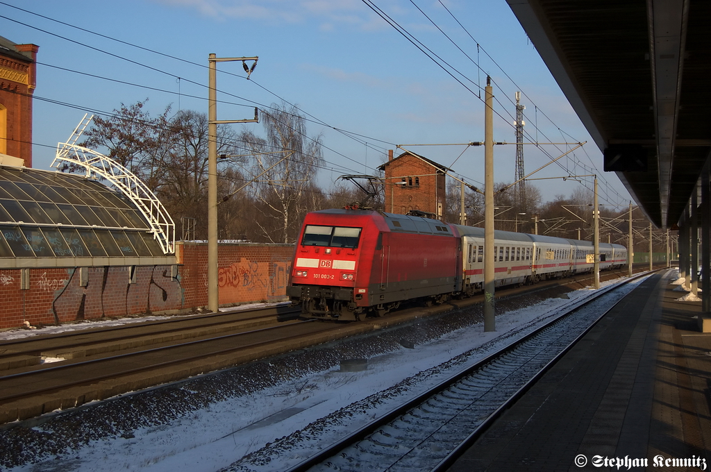 101 003-2 schiebt den IC 2010 von Tbingen Hbf nach Berlin Sdkreuz durch Rathenow. 10.02.2012