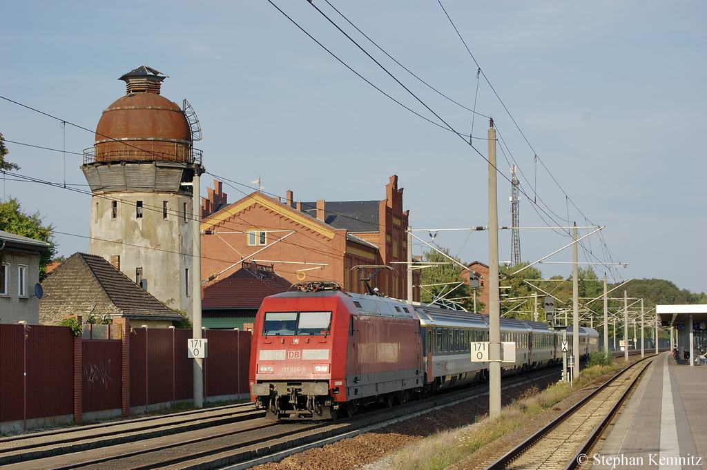 101 006-5 mit dem IC 1925 (SBB-Wagenpark und einen IC-Waggon) von Berlin Sdkreuz nach Kln Hbf in Rathenow. 04.09.2011