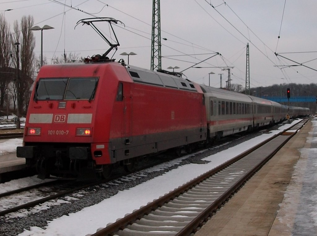 101 010 schob den IC 2212 Koblenz-Binz am 10.Januar 2011 von Rostock bis Binz.