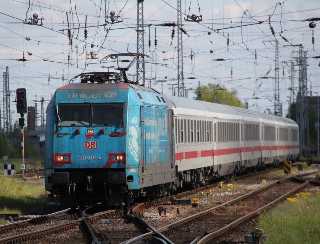 101 016-4 mit IC 2376 von Frankfurt(Main)Hbf nach Stralsund Hbf bei der Einfahrt im Rostocker Hbf.13.05.2012