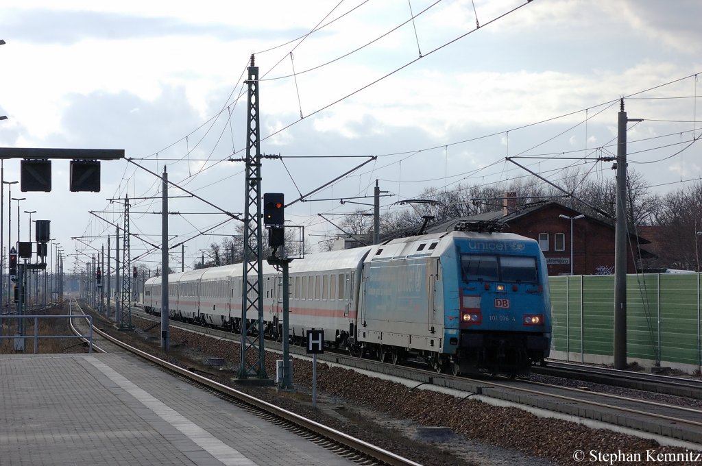 101 016-4  unicef  mit dem IC 2010 von Tbingen nach Berlin Sdkreuz in Rathenow. 11.03.2011