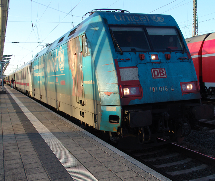 101 016-4 will wohl ne neue Folie haben hier steht sie mit IC2216 von Stuttgart Hbf Richtung Stralsund Hbf im Rostocker Hbf.(05.03.2011)