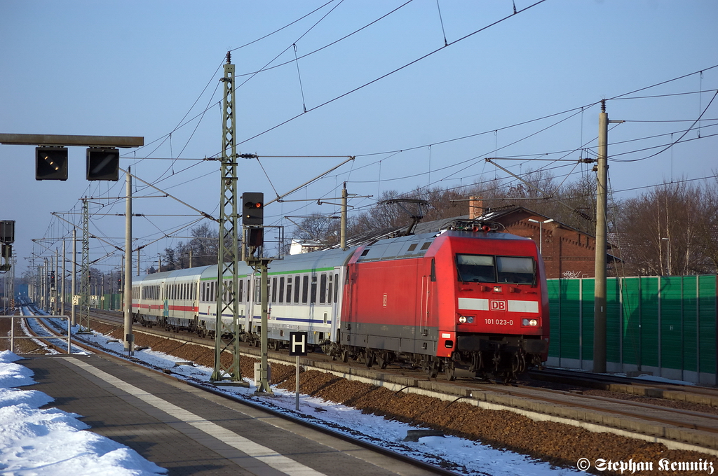 101 023-0 mit dem EC 249  WAWAL  von Hamburg Hbf nach Krakow Glowny in Rathenow. Dieser EC besteht aus zwei PKP-Intercity und drei DB-Intercity Waggons. 08.02.2012