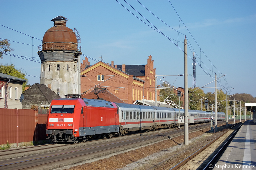 101 025-5 DB Fernverkehr AG mit Neulack mit dem IC 142 von Berlin Ostbahnhof nach Schiphol (Airport) in Rathenow. 22.10.2011