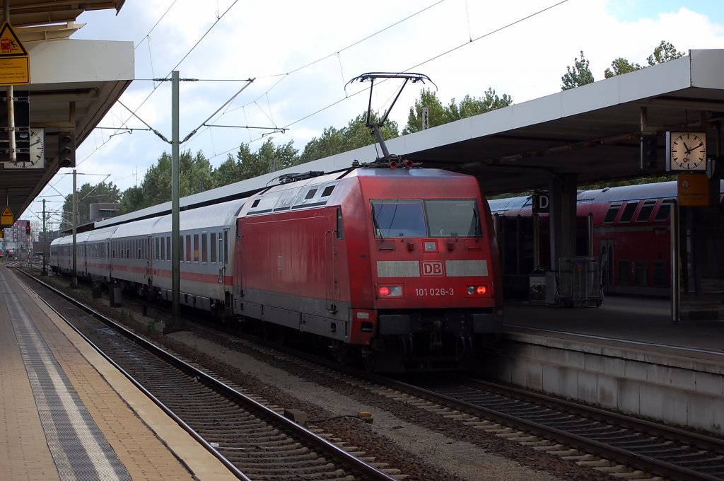 101 026-3 mit dem IC 2143 Leipzig Hbf in Braunschweig. 15.09.2010