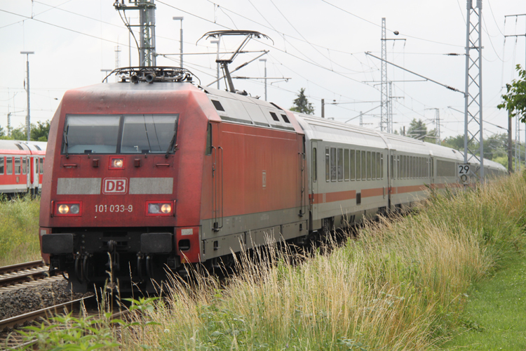 101 033-6 mit IC2212 von Koblenz Hbf nach Ostseebad Binz kurz vor der Einfahrt im Rostocker Hbf.(05.07.2011)