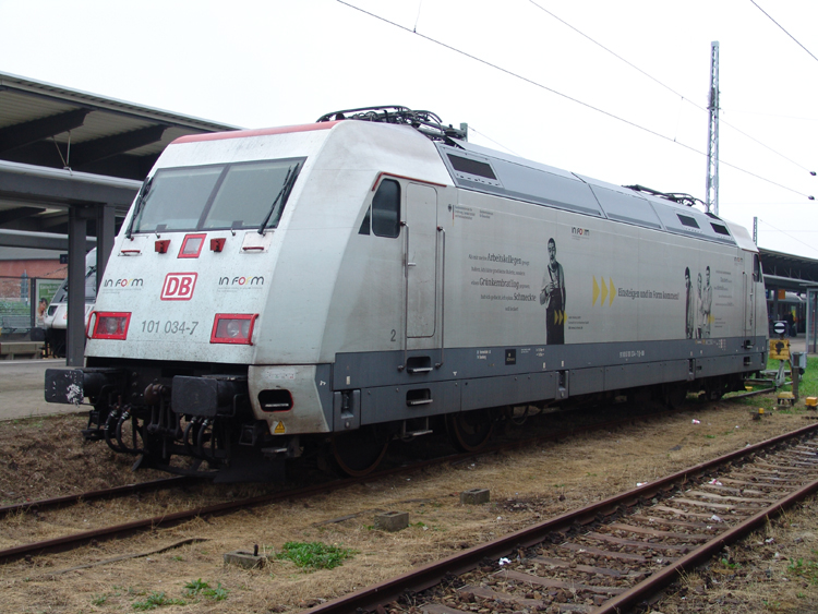 101 034-7 nochmal von der anderen Seite im Rostocker Hbf.(26.09.10)