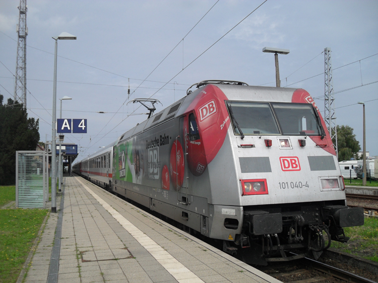 101 040-4 mit IC2239 von Warnemnde Richtung Leipzig Hbf kurz vor der Abfahrt im Bahnhof Warnemnde.(20.08.10)