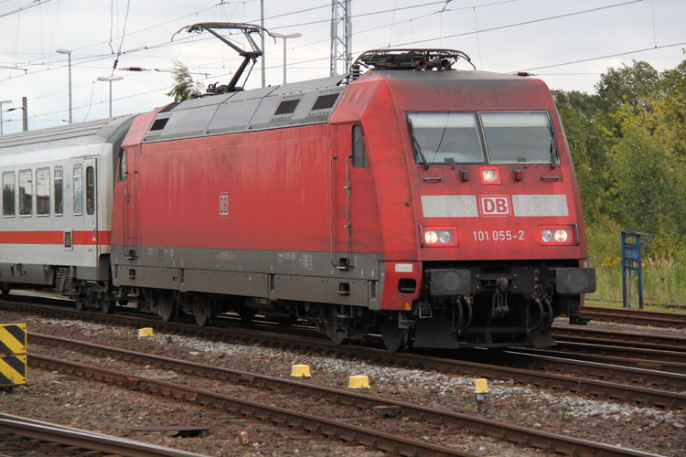 101 055-2 mit IC 2212 Koblenz-Binz bei der Einfahrt im Rostocker Hbf.(19.08.2011)